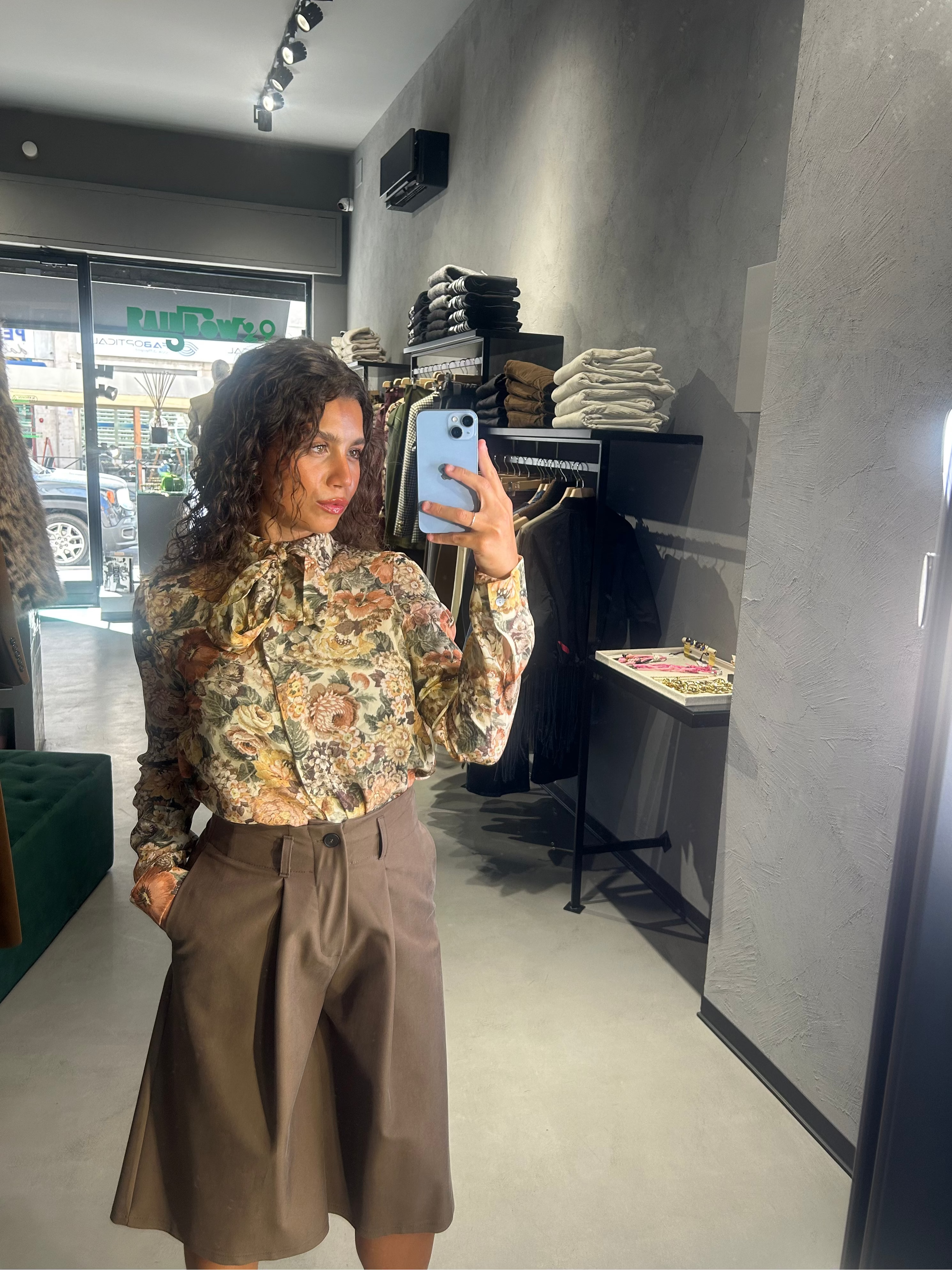 TENSIONE IN camicia fiorata