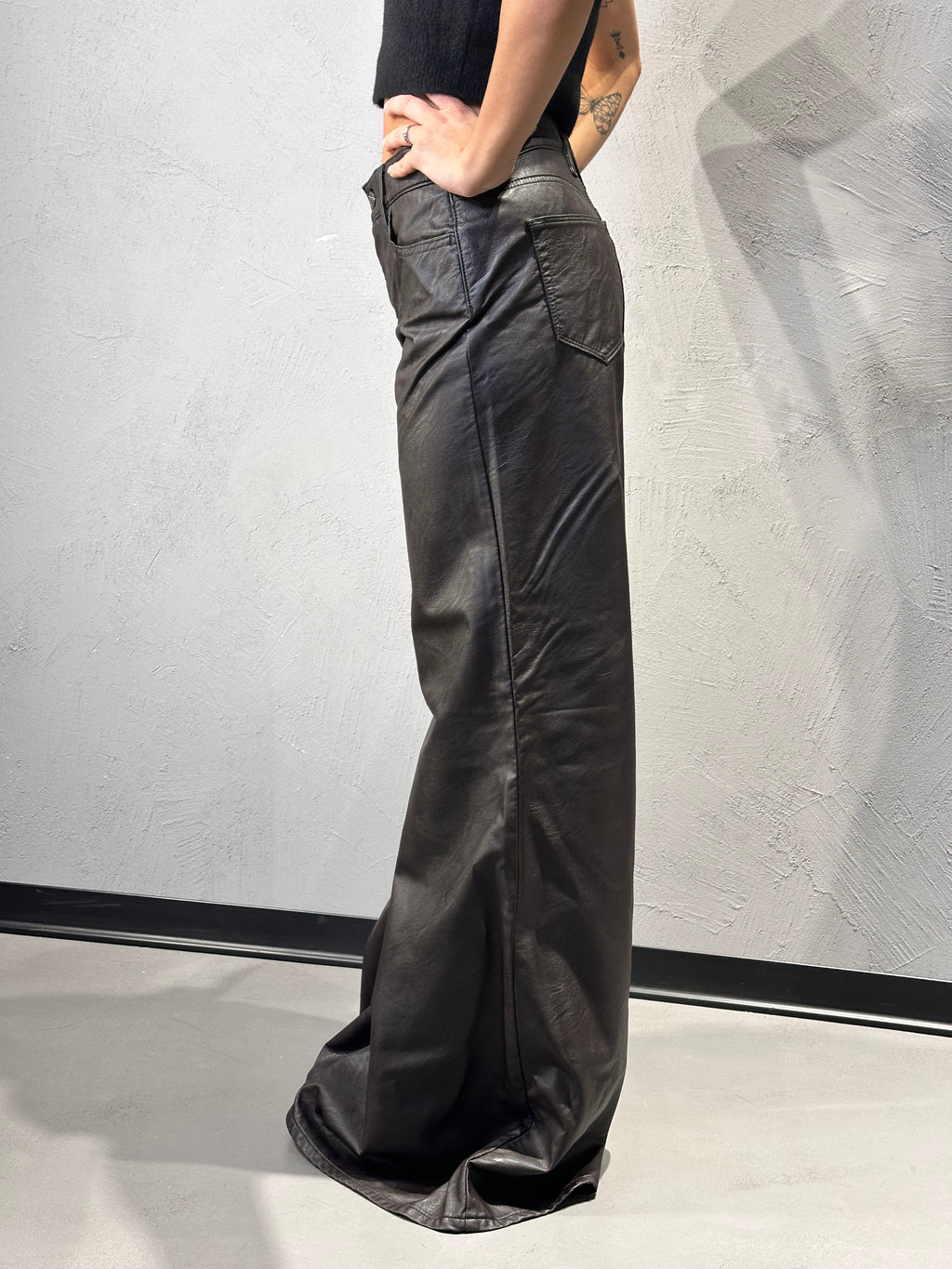 CYCLE. ASIA MID RISE WIDE LEG FLARED ECO LEATHER RINSE