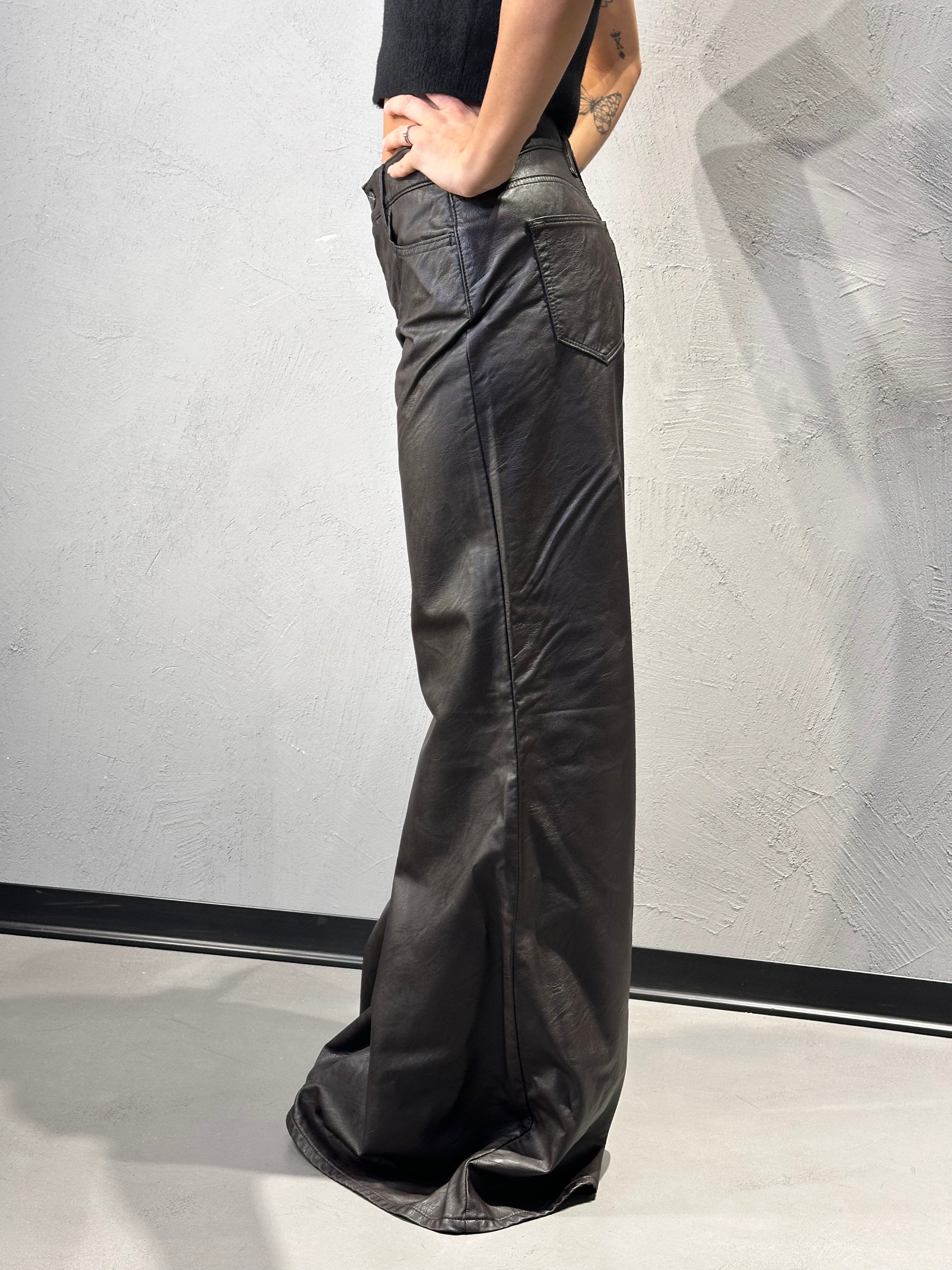 CYCLE. ASIA MID RISE WIDE LEG FLARED ECO LEATHER RINSE