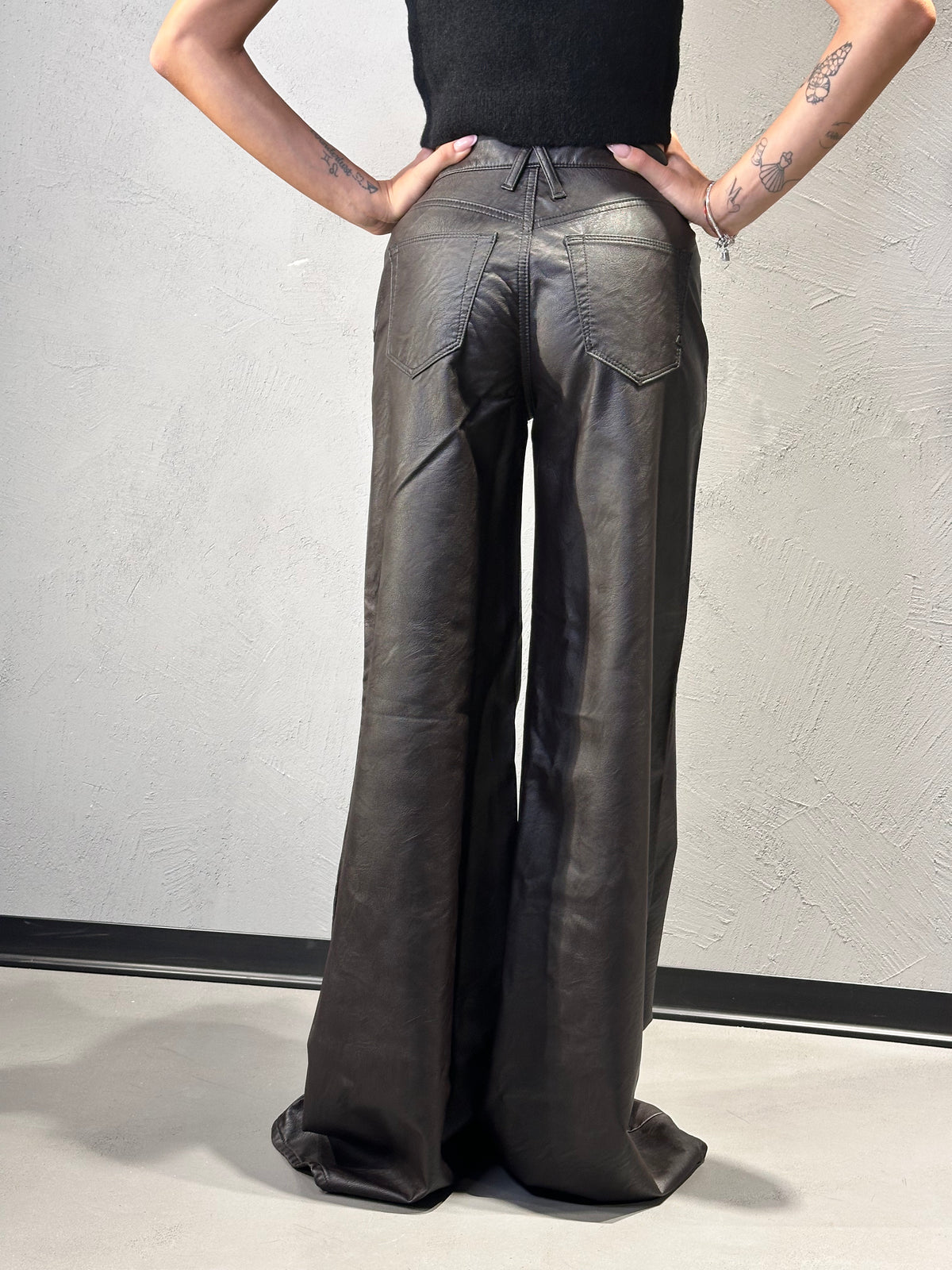 CYCLE. ASIA MID RISE WIDE LEG FLARED ECO LEATHER RINSE