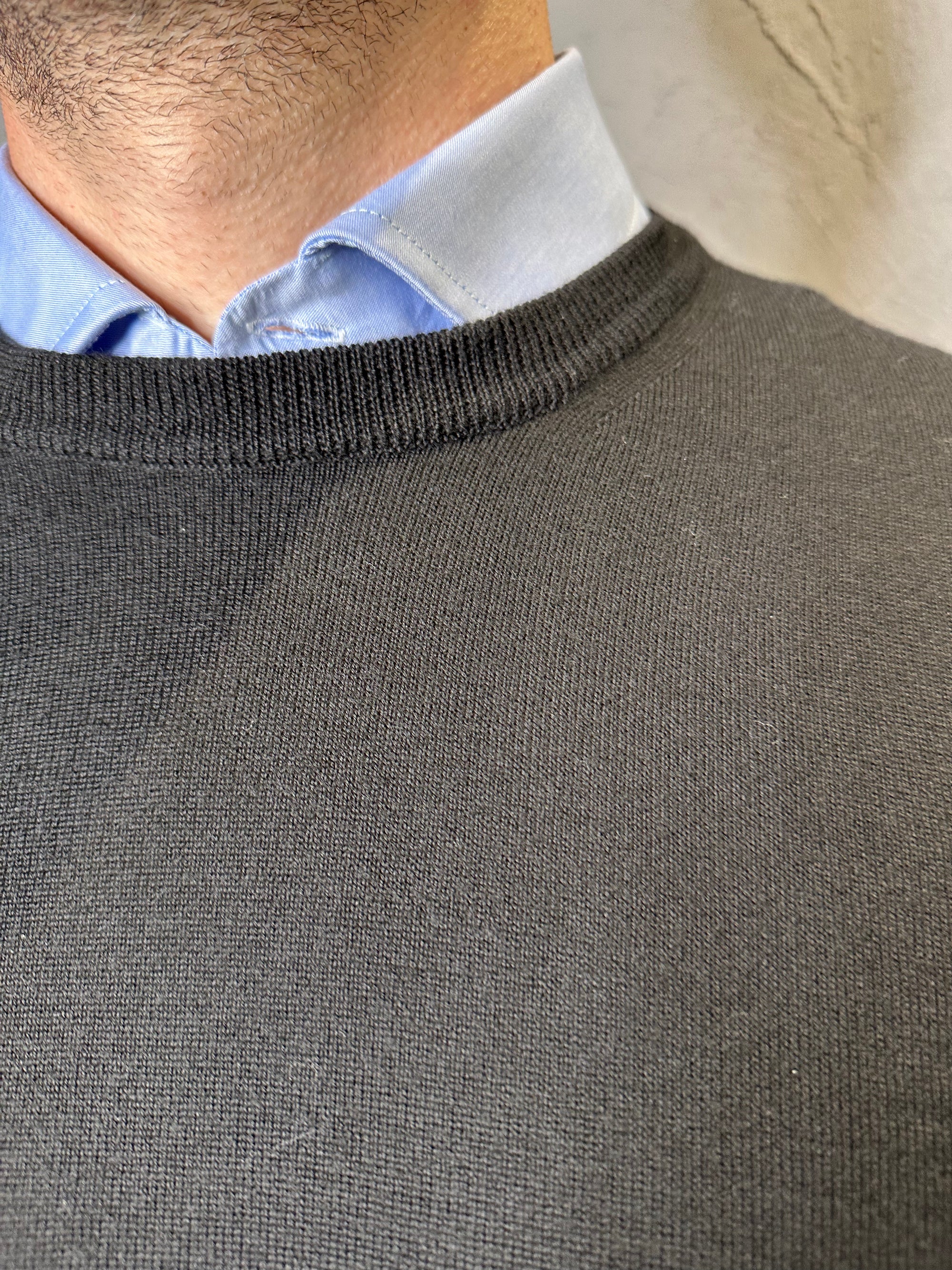 KANGRA. Maglia Girocollo in Lana Merino Ultrafine Nero. COD. 224