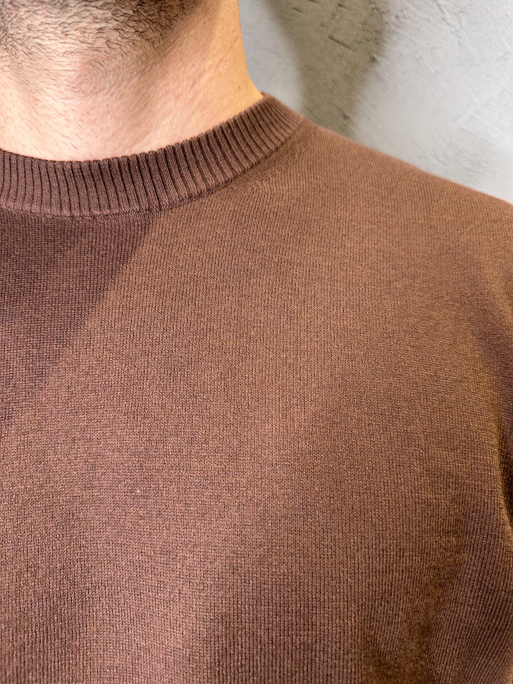 KANGRA. Maglia girocollo basico in misto lana e cotone. Cioccolato
