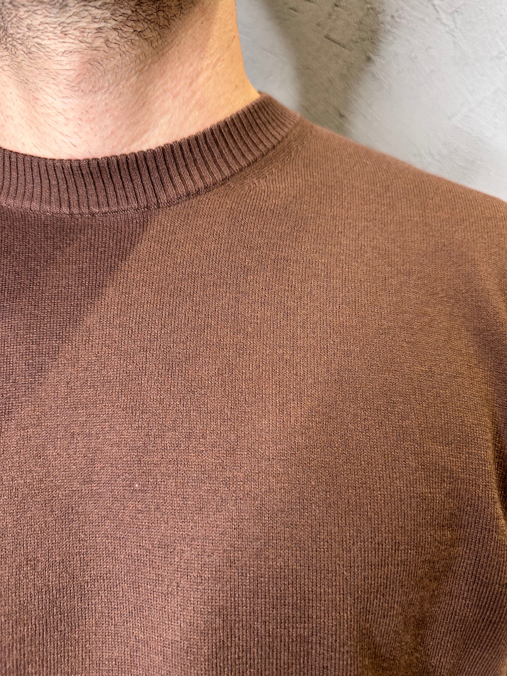 KANGRA. Maglia girocollo basico in misto lana e cotone. Cioccolato