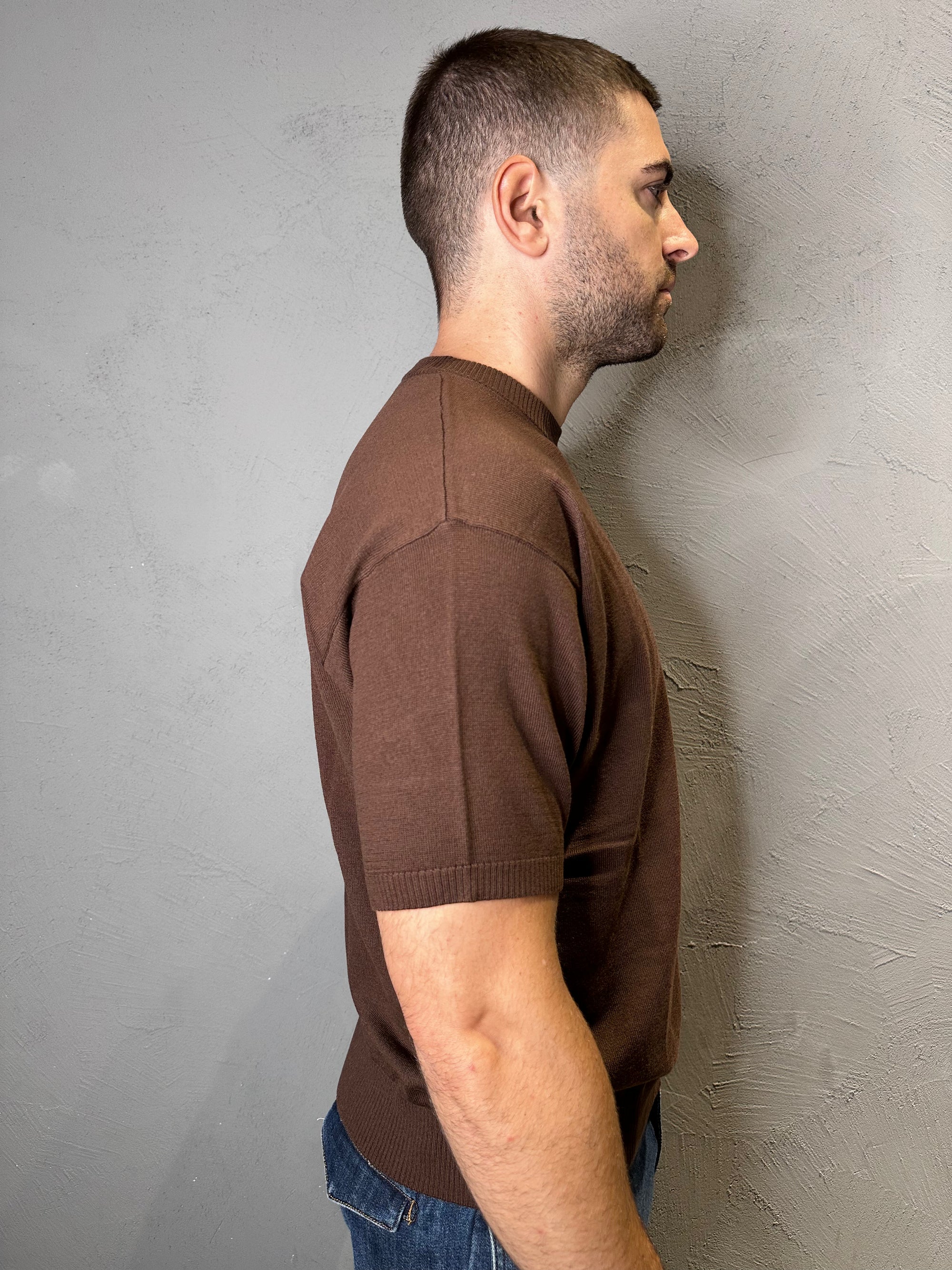 KANGRA. Maglia girocollo basico in misto lana e cotone. Cioccolato