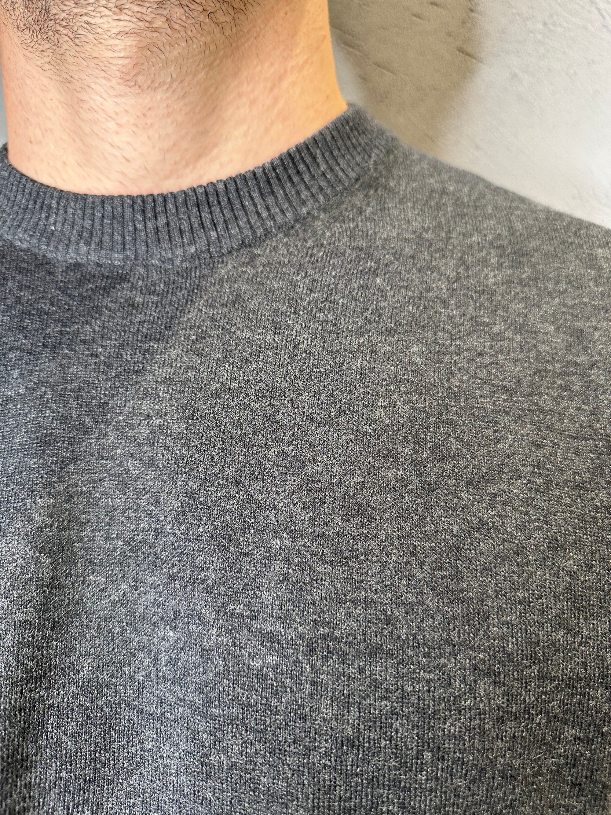KANGRA. Maglia girocollo basico in misto lana e cotone. Grigio