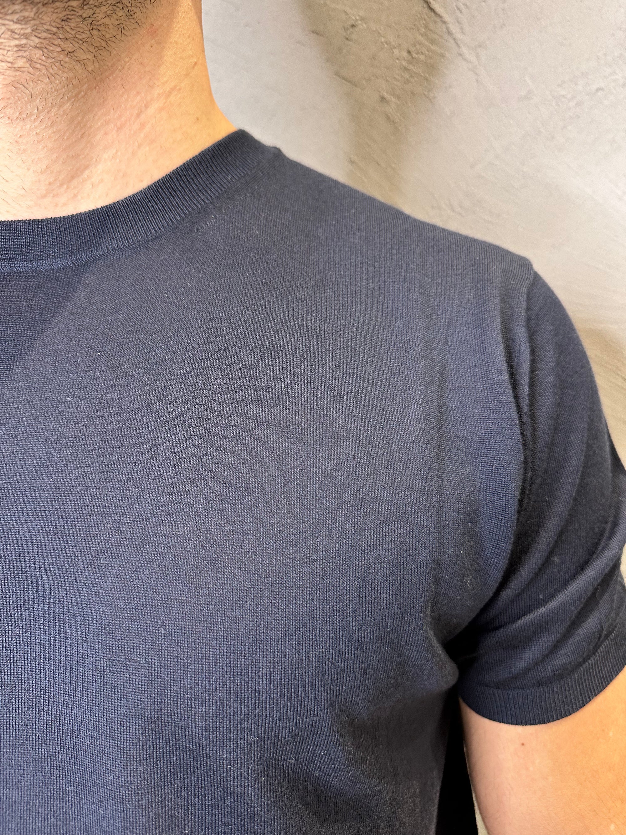 KANGRA. Maglia girocollo in lana merino. Blu