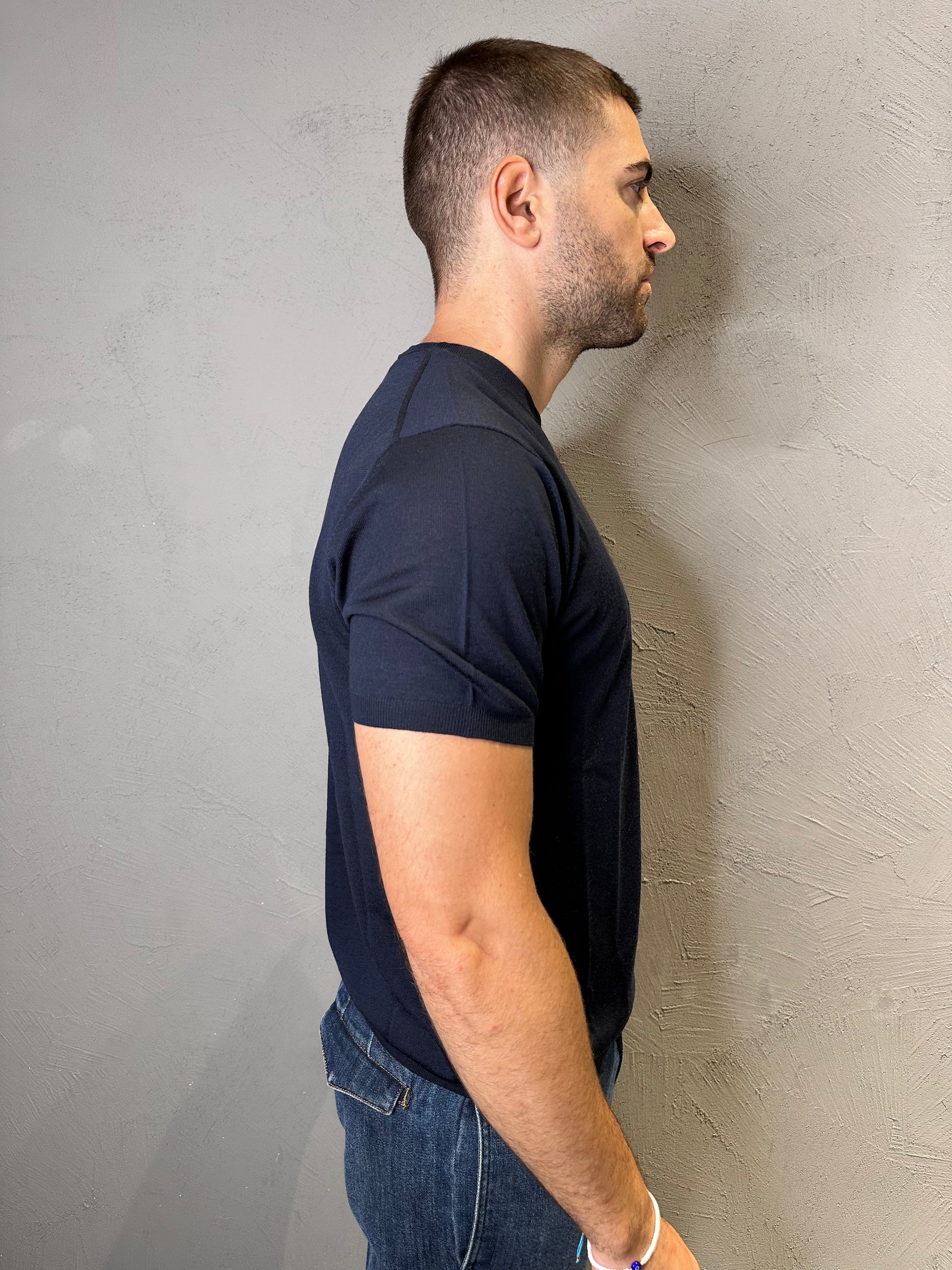 KANGRA. Maglia girocollo in lana merino. Blu