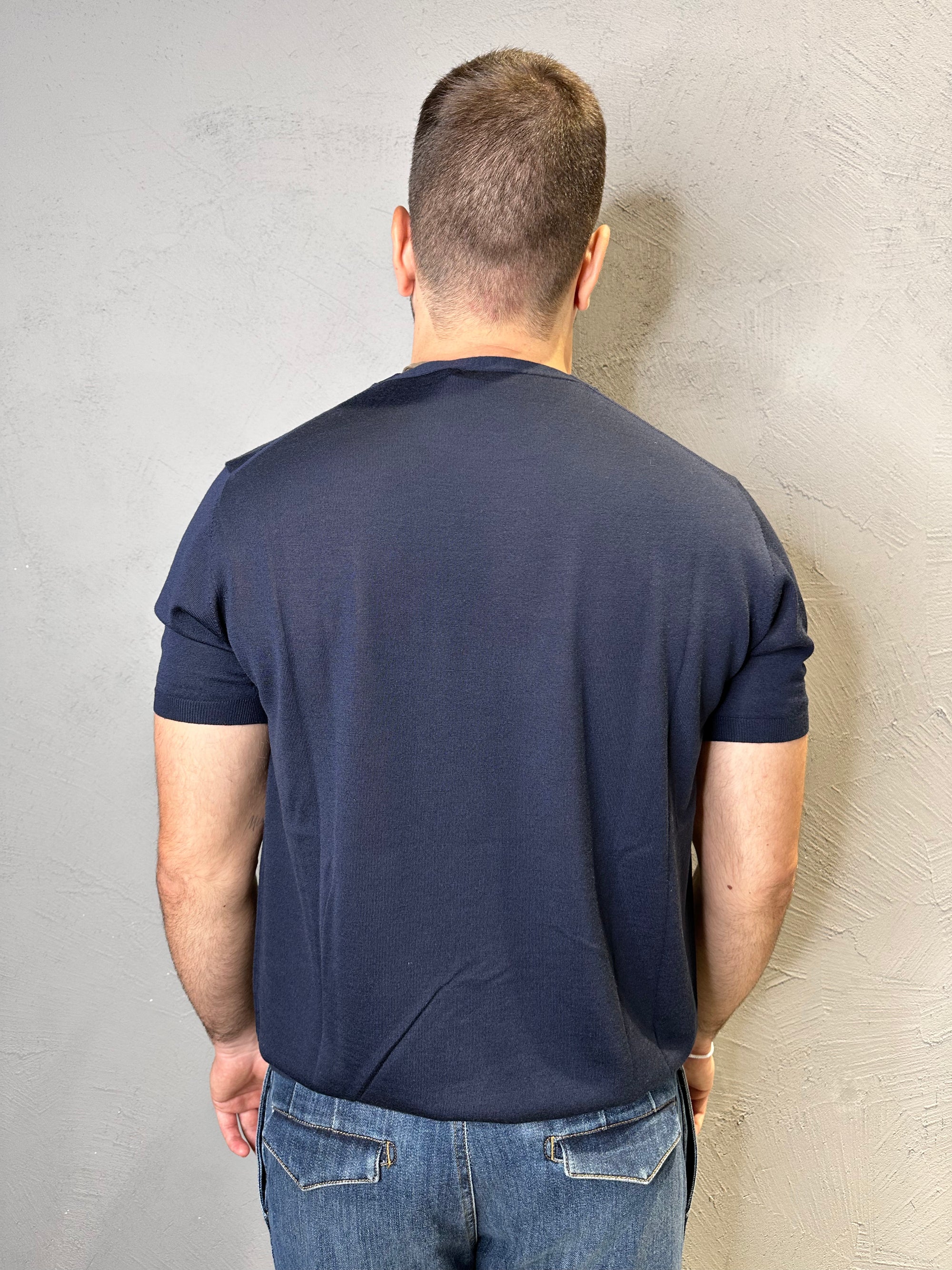 KANGRA. Maglia girocollo in lana merino. Blu
