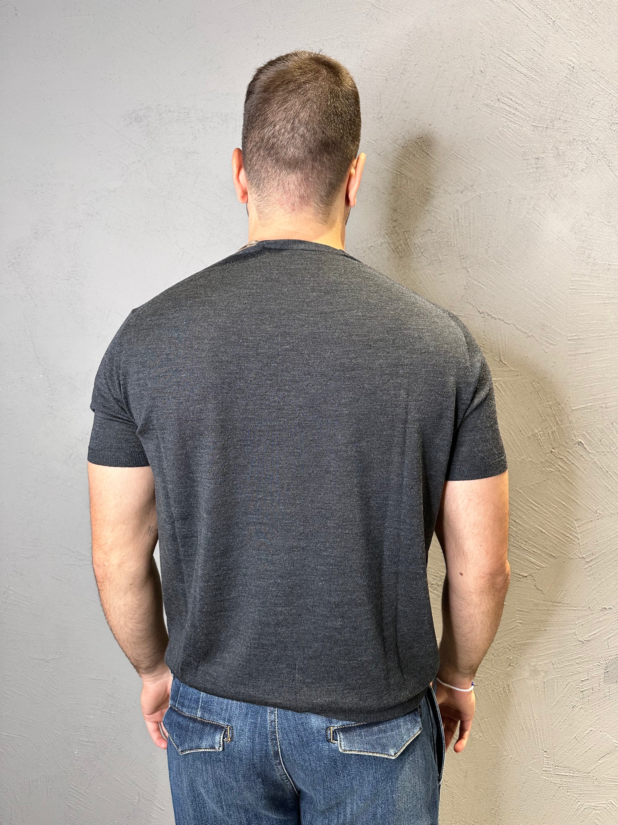KANGRA. Maglia girocollo in lana merino. Grigio