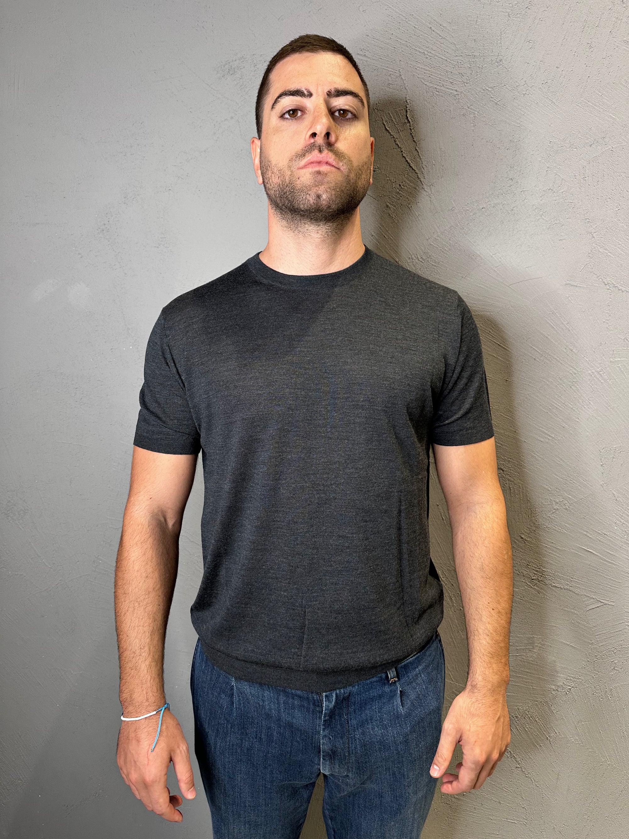 KANGRA. Maglia girocollo in lana merino. Grigio
