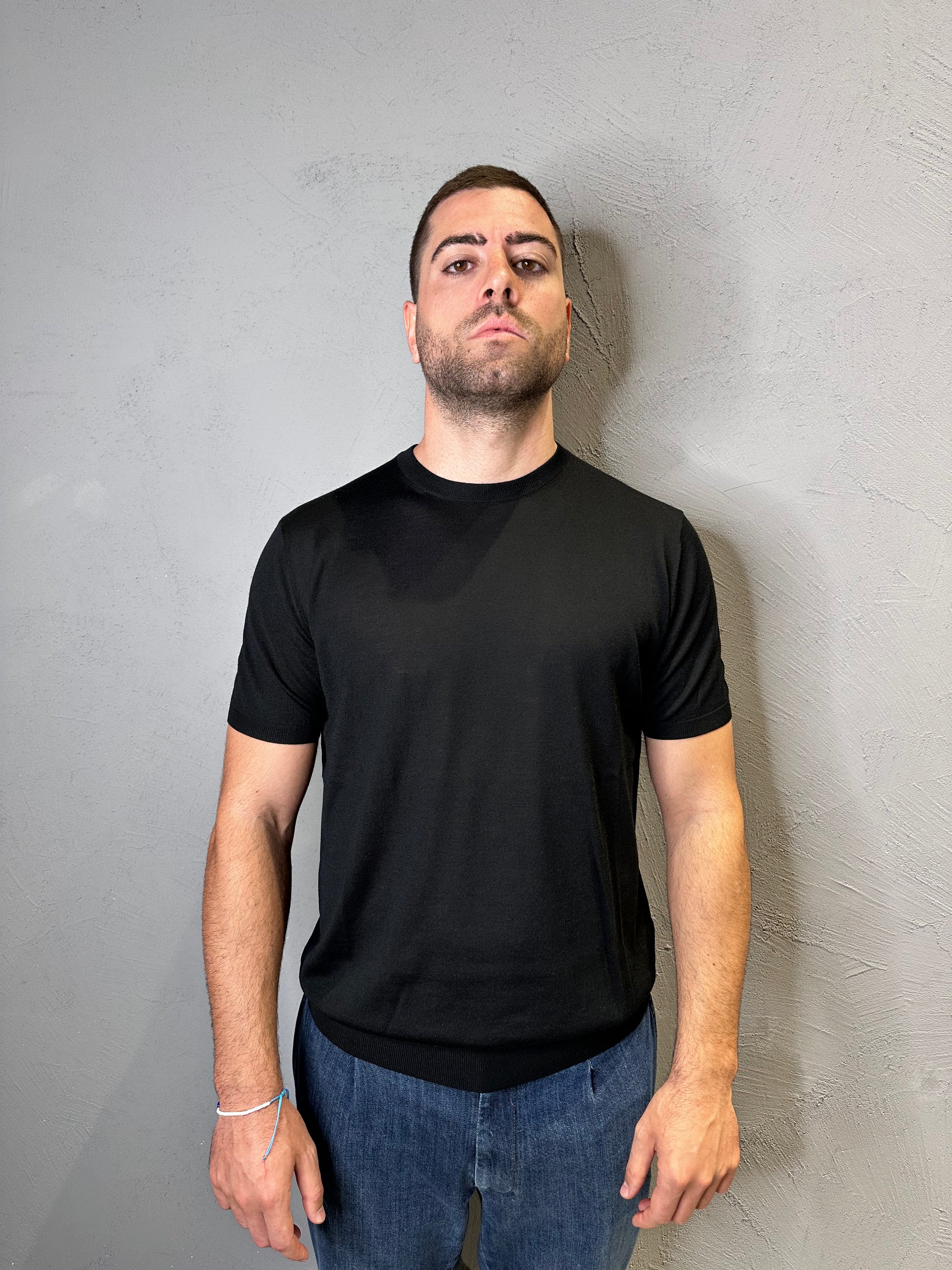 KANGRA. Maglia girocollo in lana merino. Nero