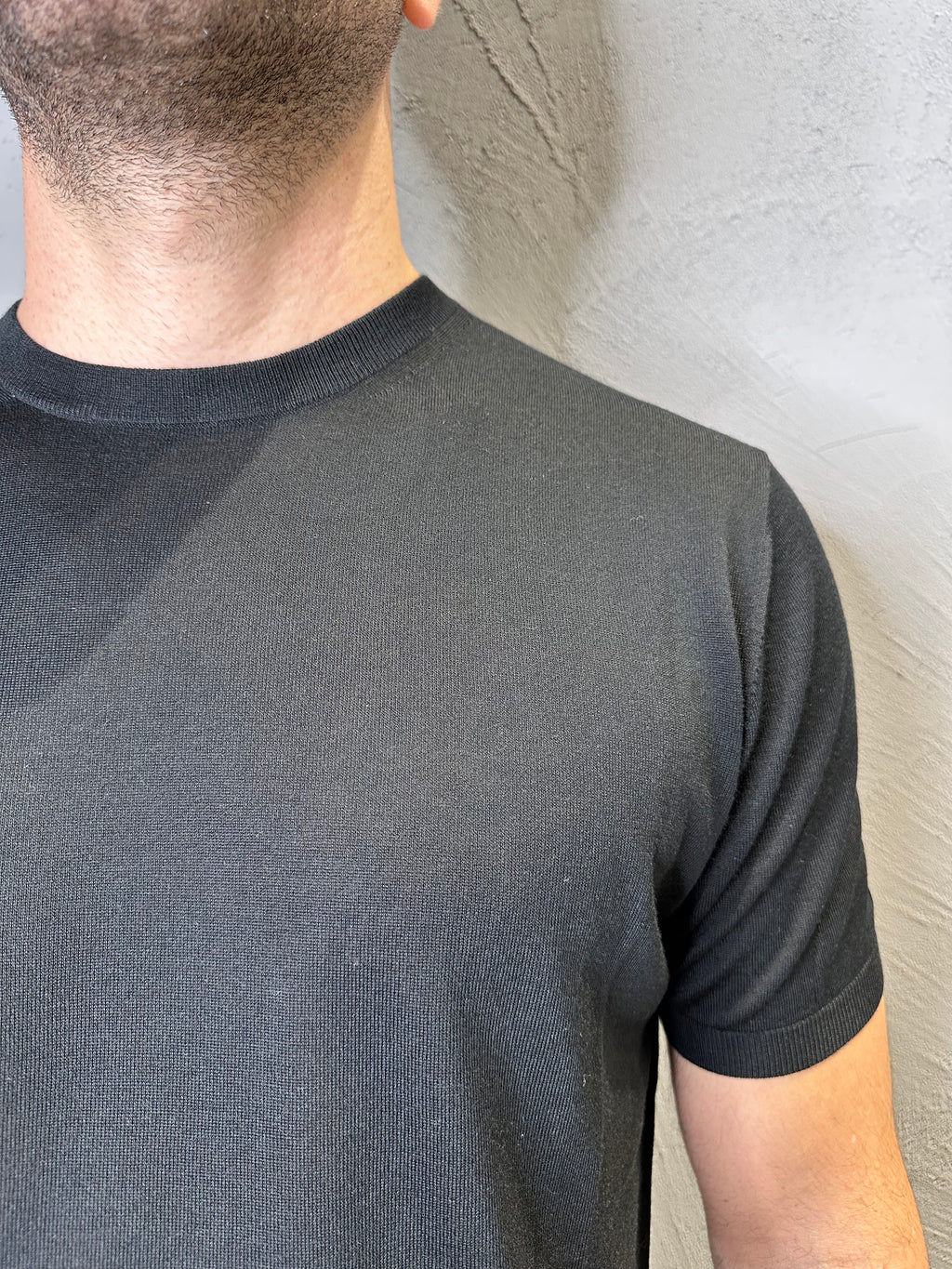 KANGRA. Maglia girocollo in lana merino. Nero