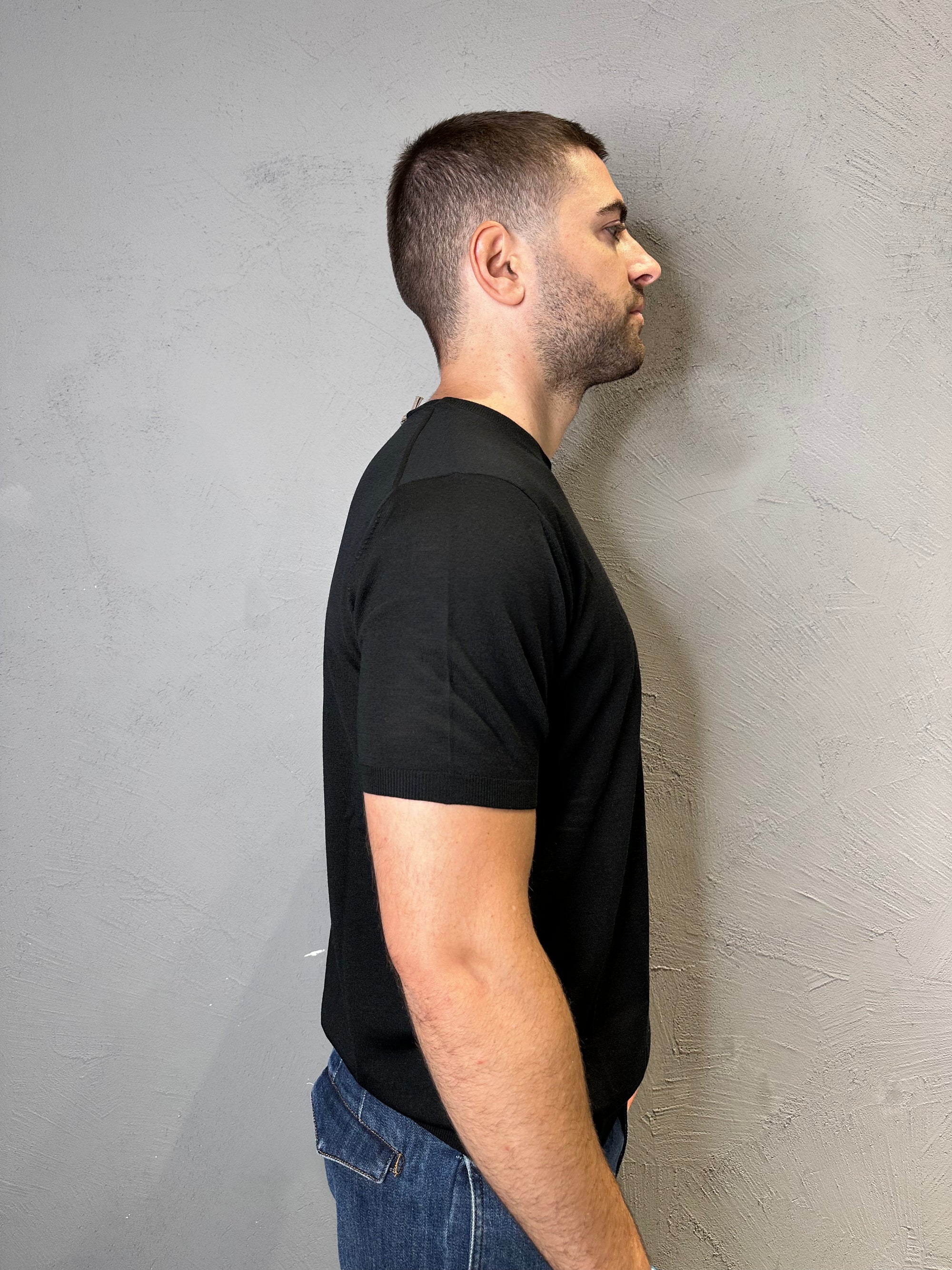 KANGRA. Maglia girocollo in lana merino. Nero