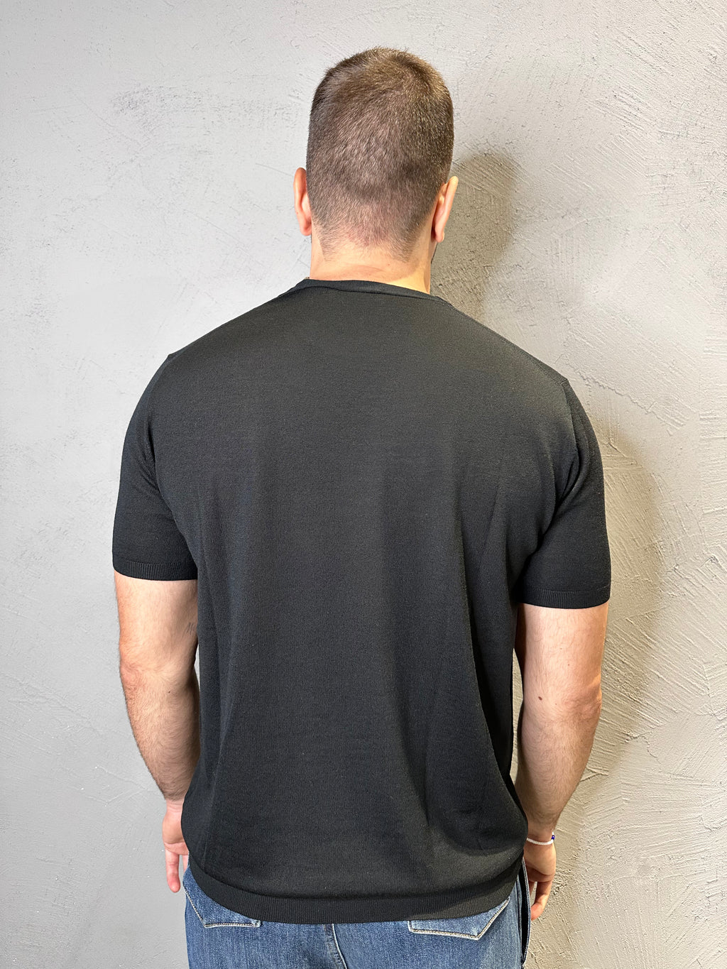 KANGRA. Maglia girocollo in lana merino. Nero