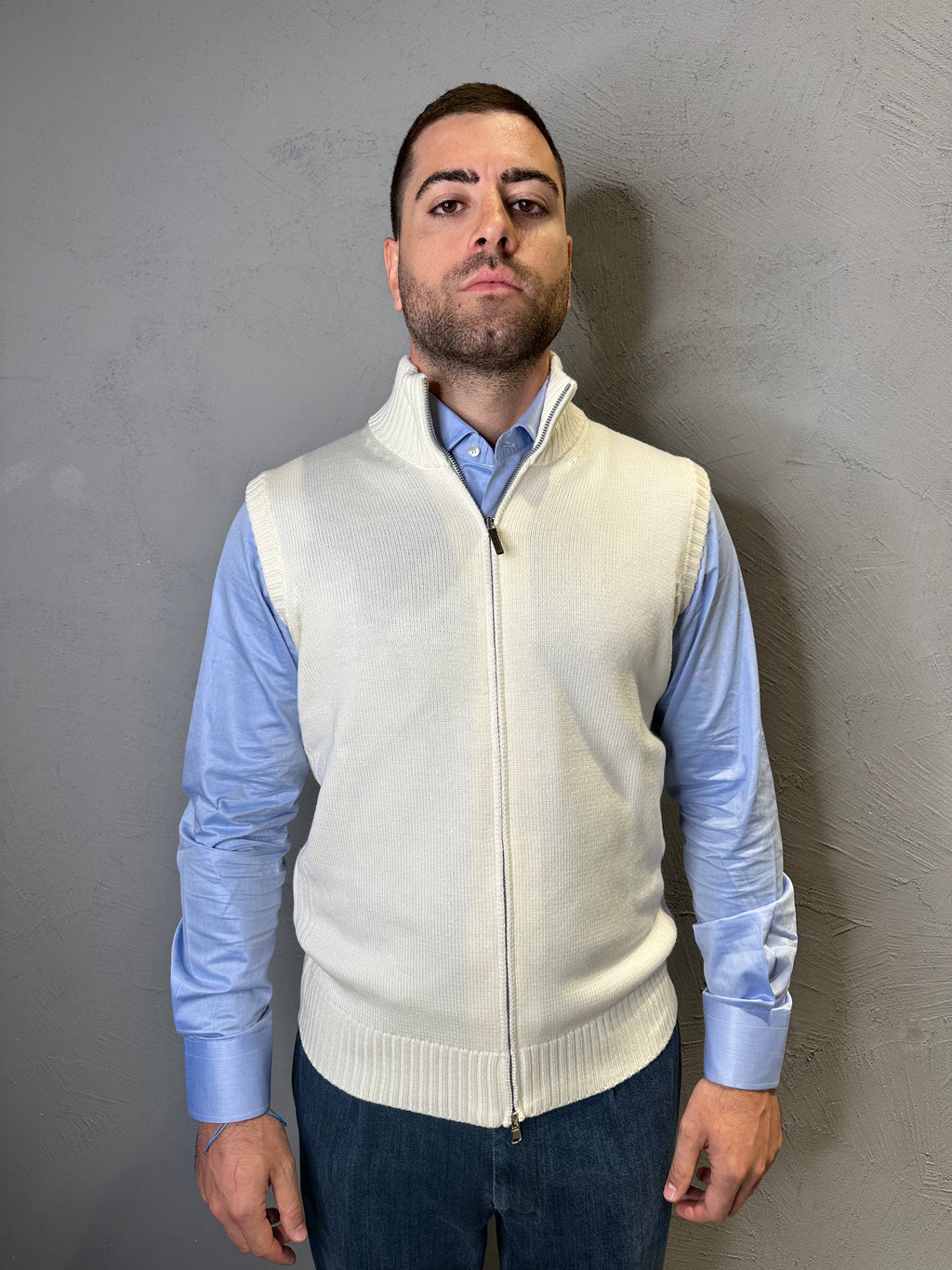 KANGRA. Gilet in lana con zip bianco. COD. 284