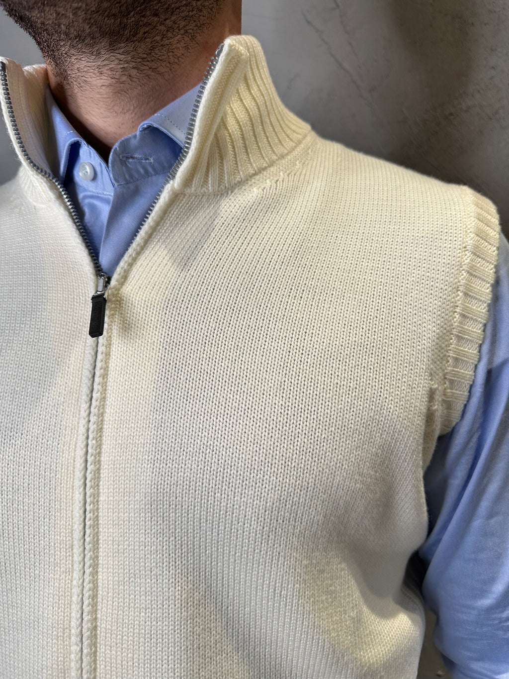 KANGRA. Gilet in lana con zip bianco. COD. 284