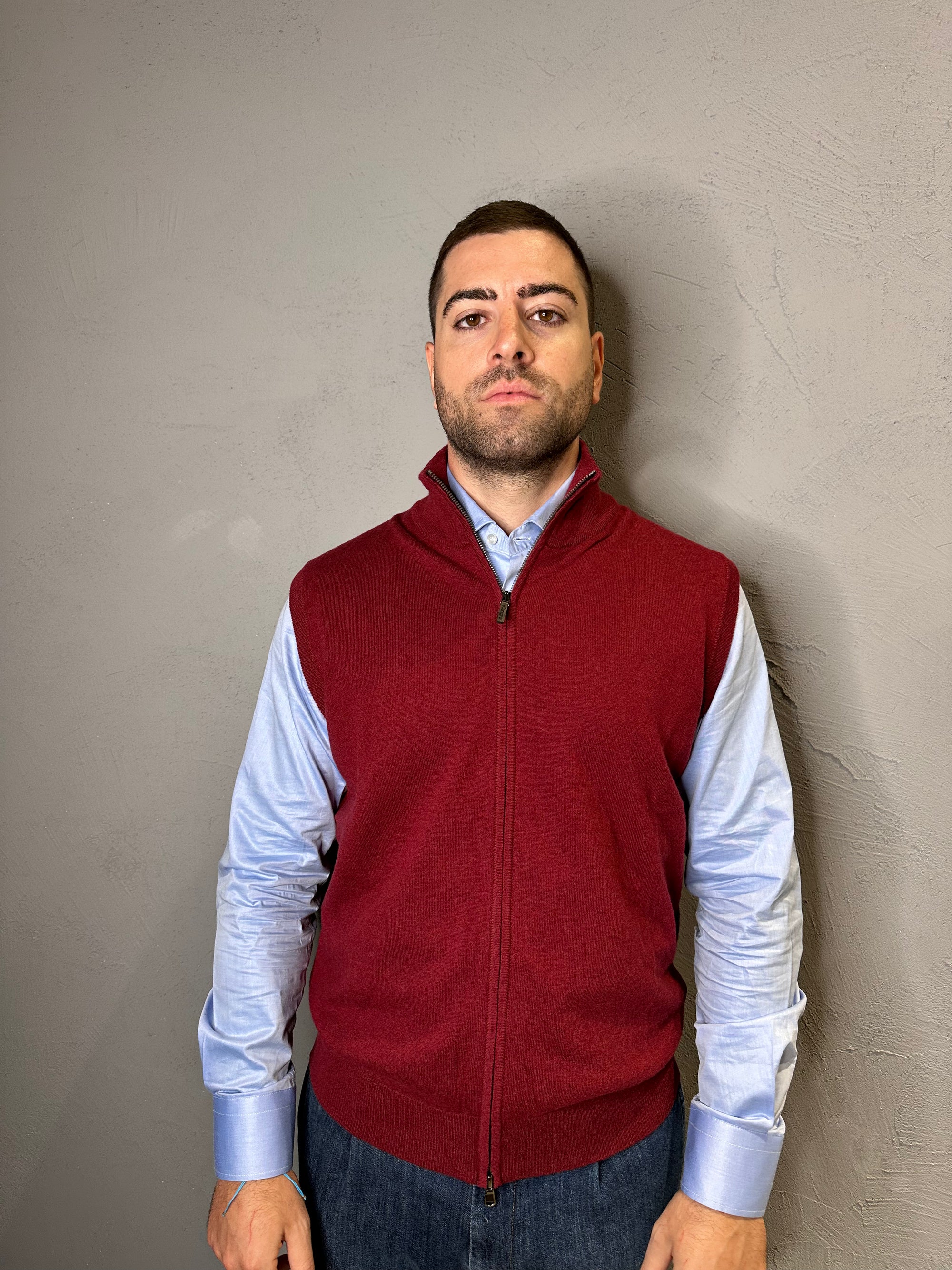 KANGRA. Gilet in lana con zip Bordò