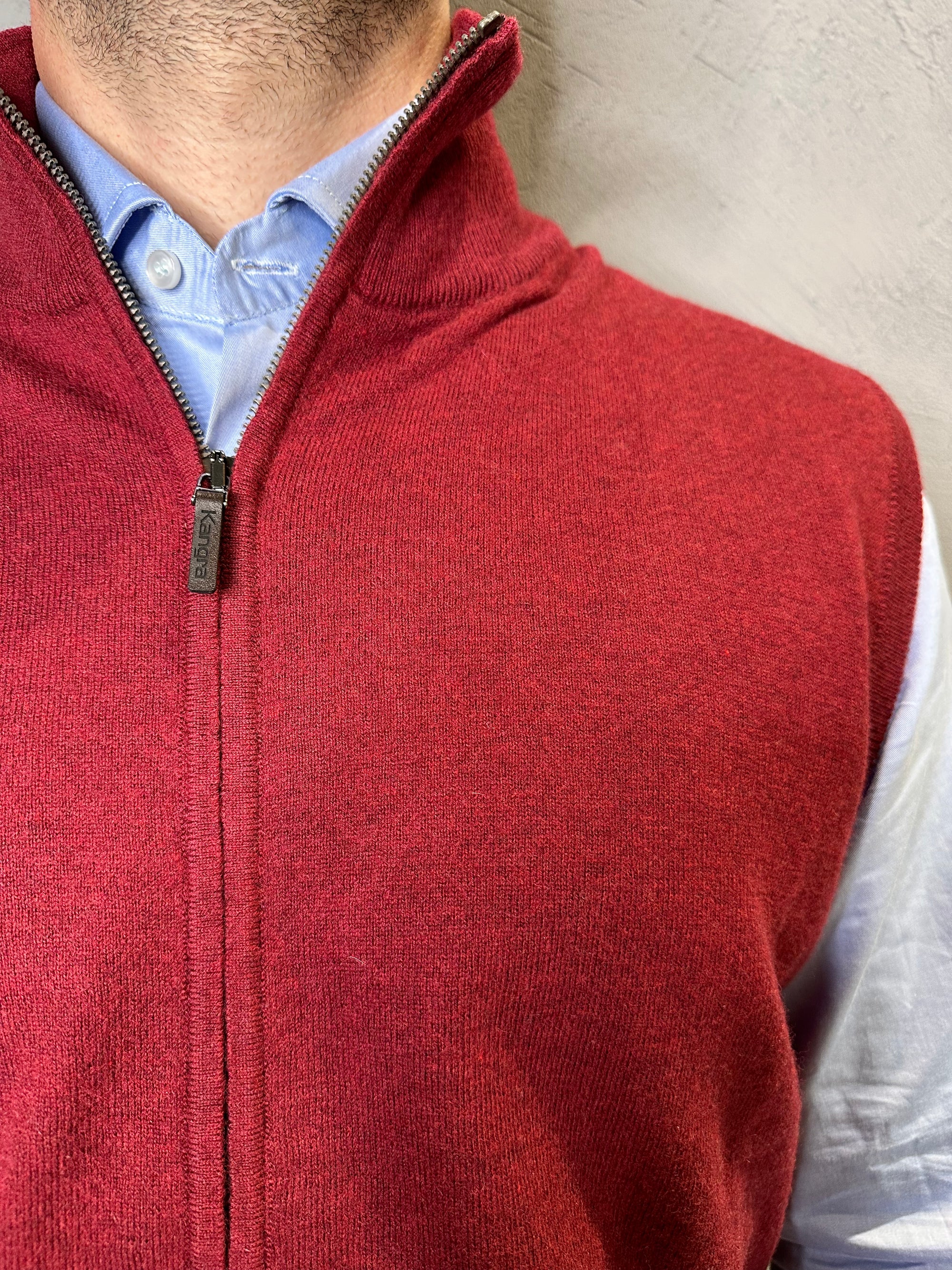 KANGRA. Gilet in lana con zip Bordò
