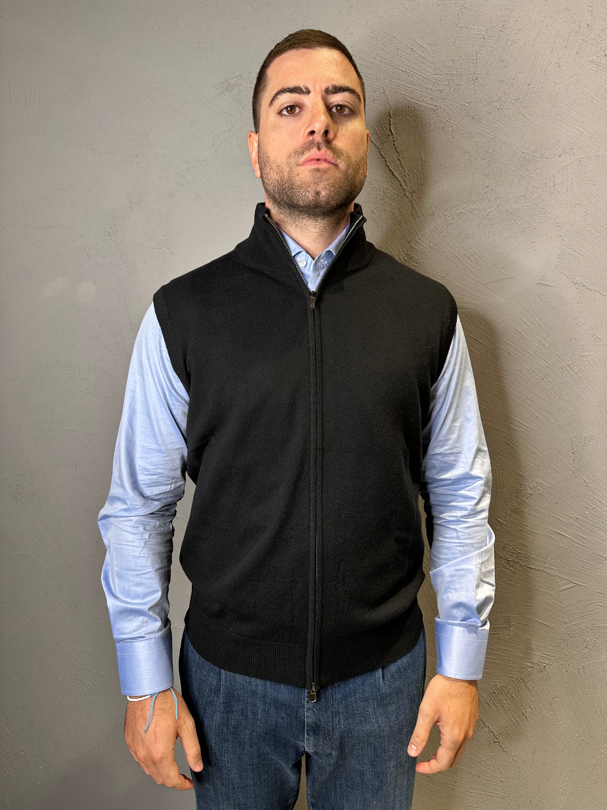 KANGRA. Gilet in lana con zip Nero