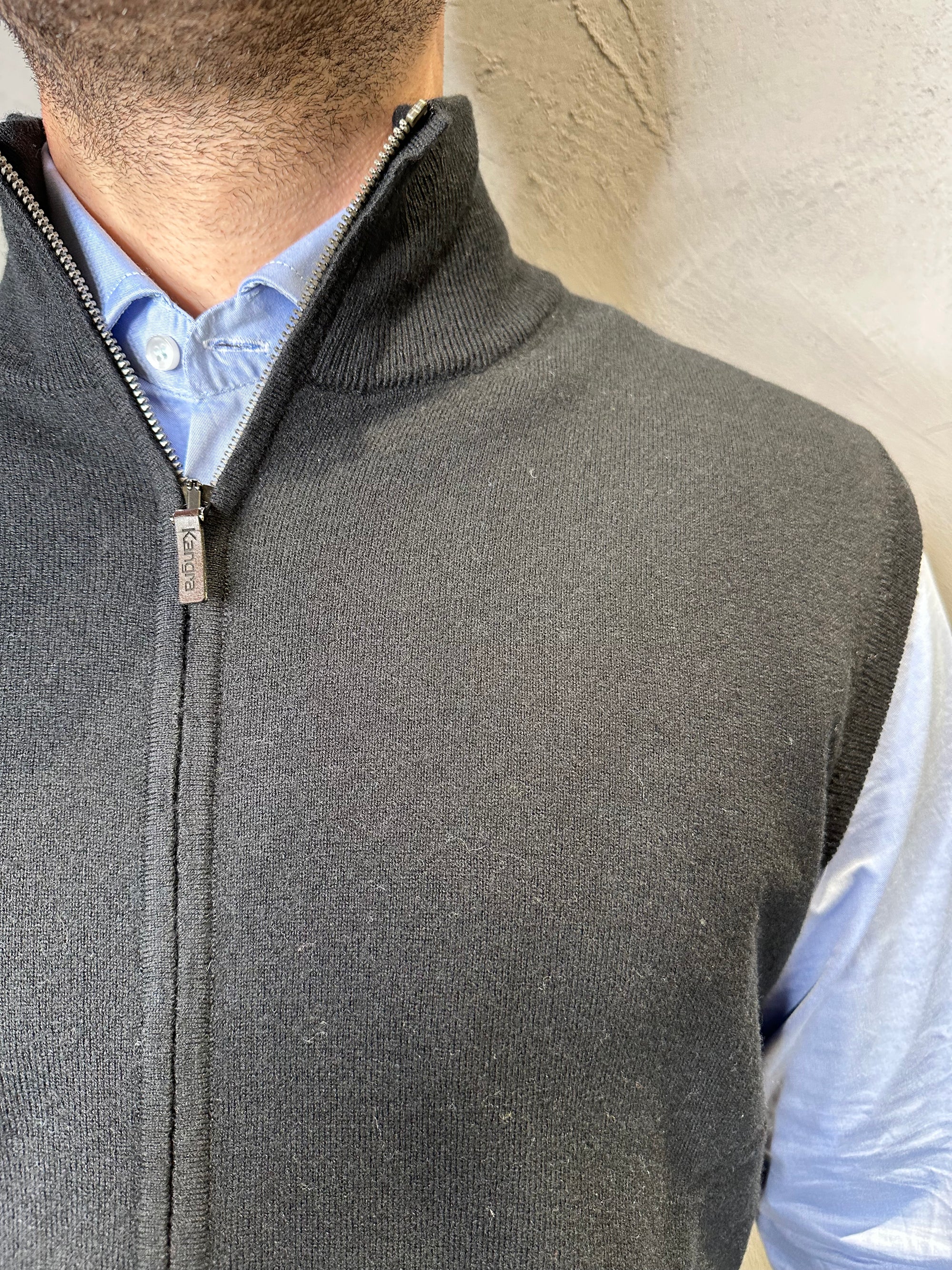 KANGRA. Gilet in lana con zip Nero