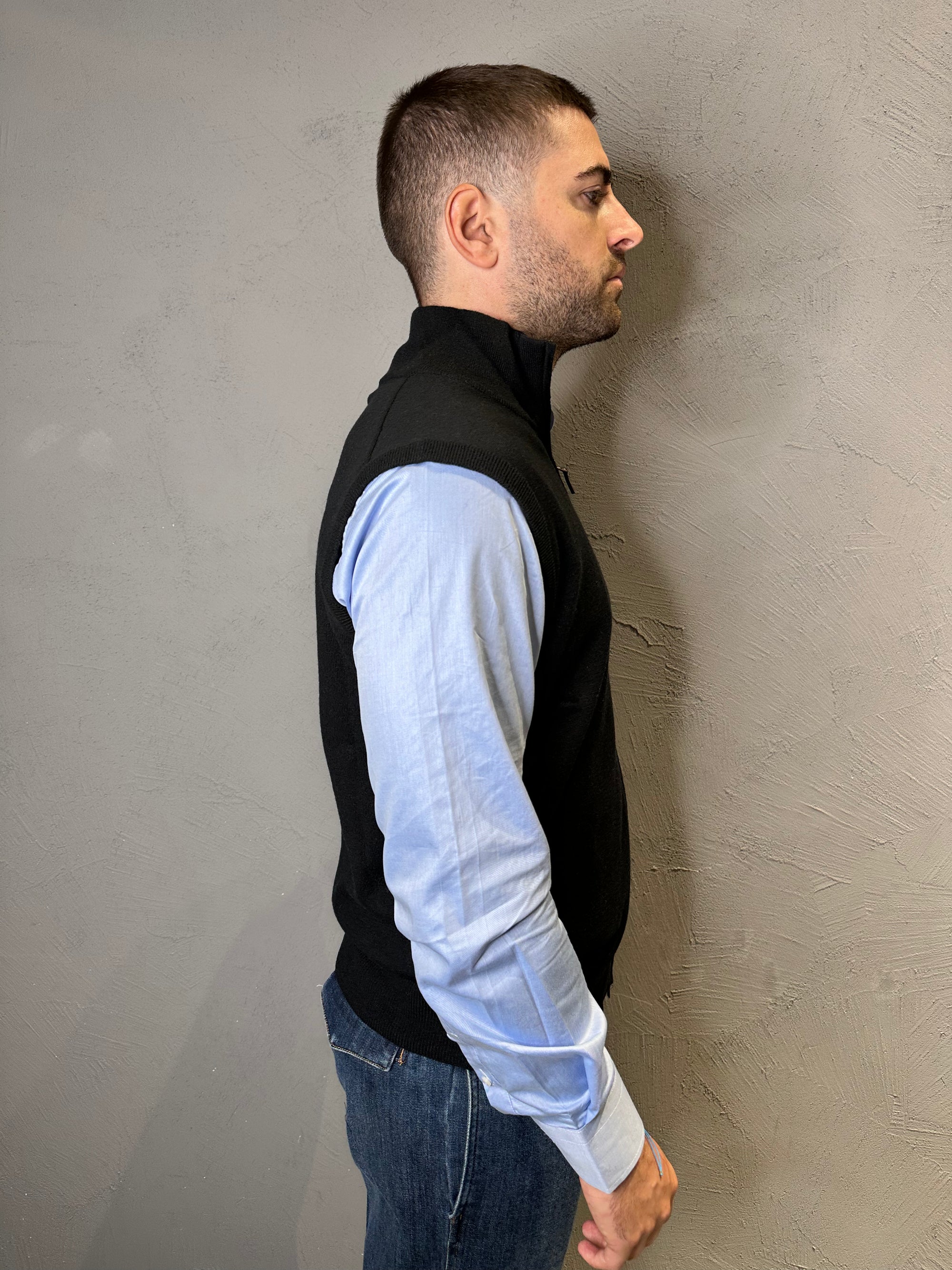 KANGRA. Gilet in lana con zip Nero