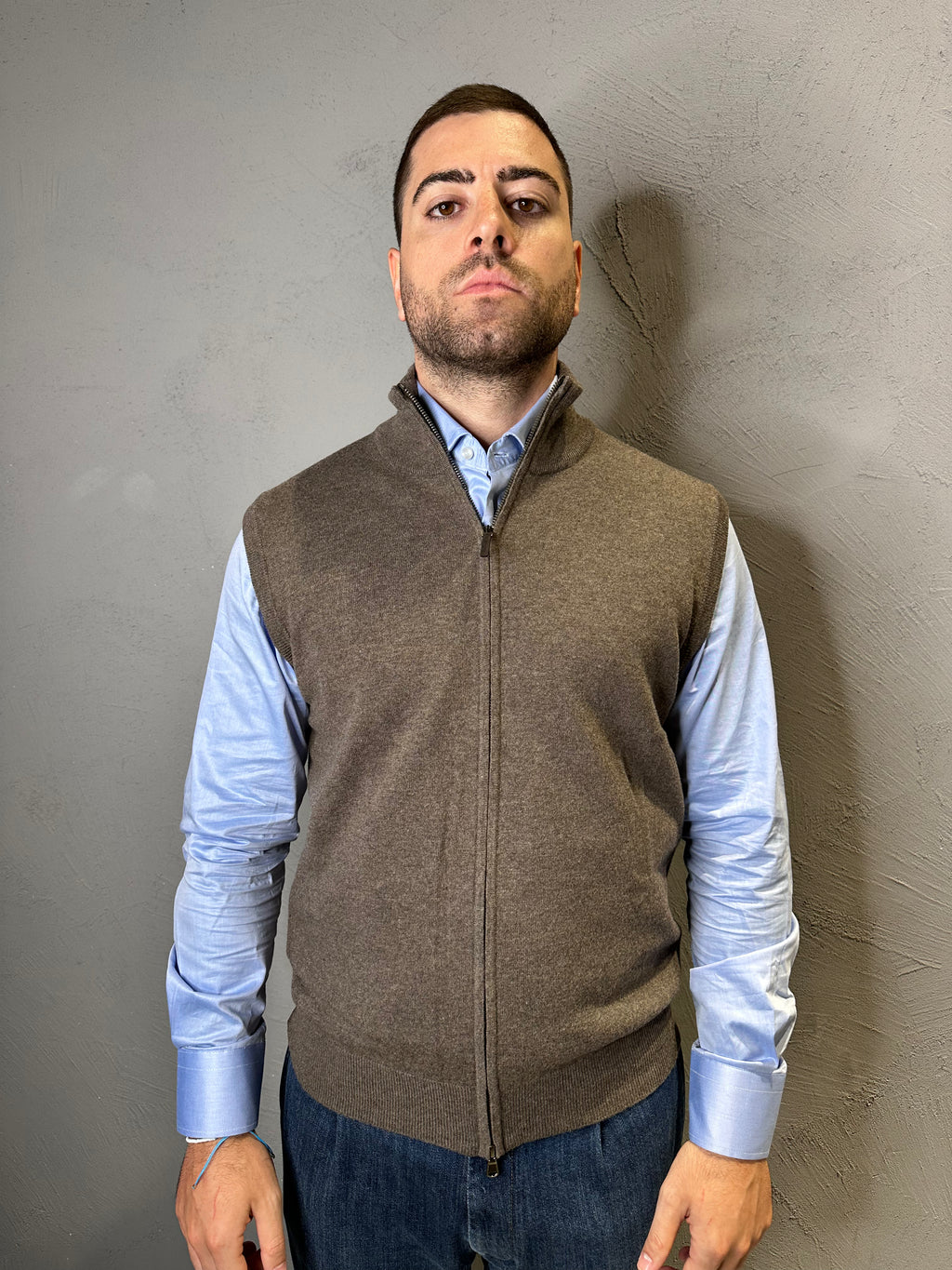 KANGRA. Gilet in lana con zip Fango