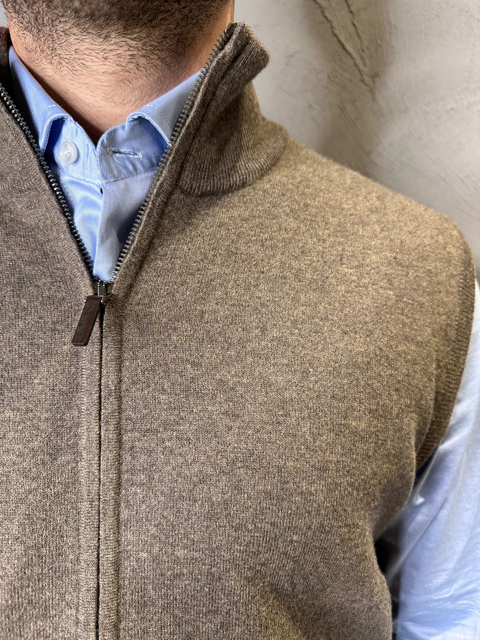KANGRA. Gilet in lana con zip Fango