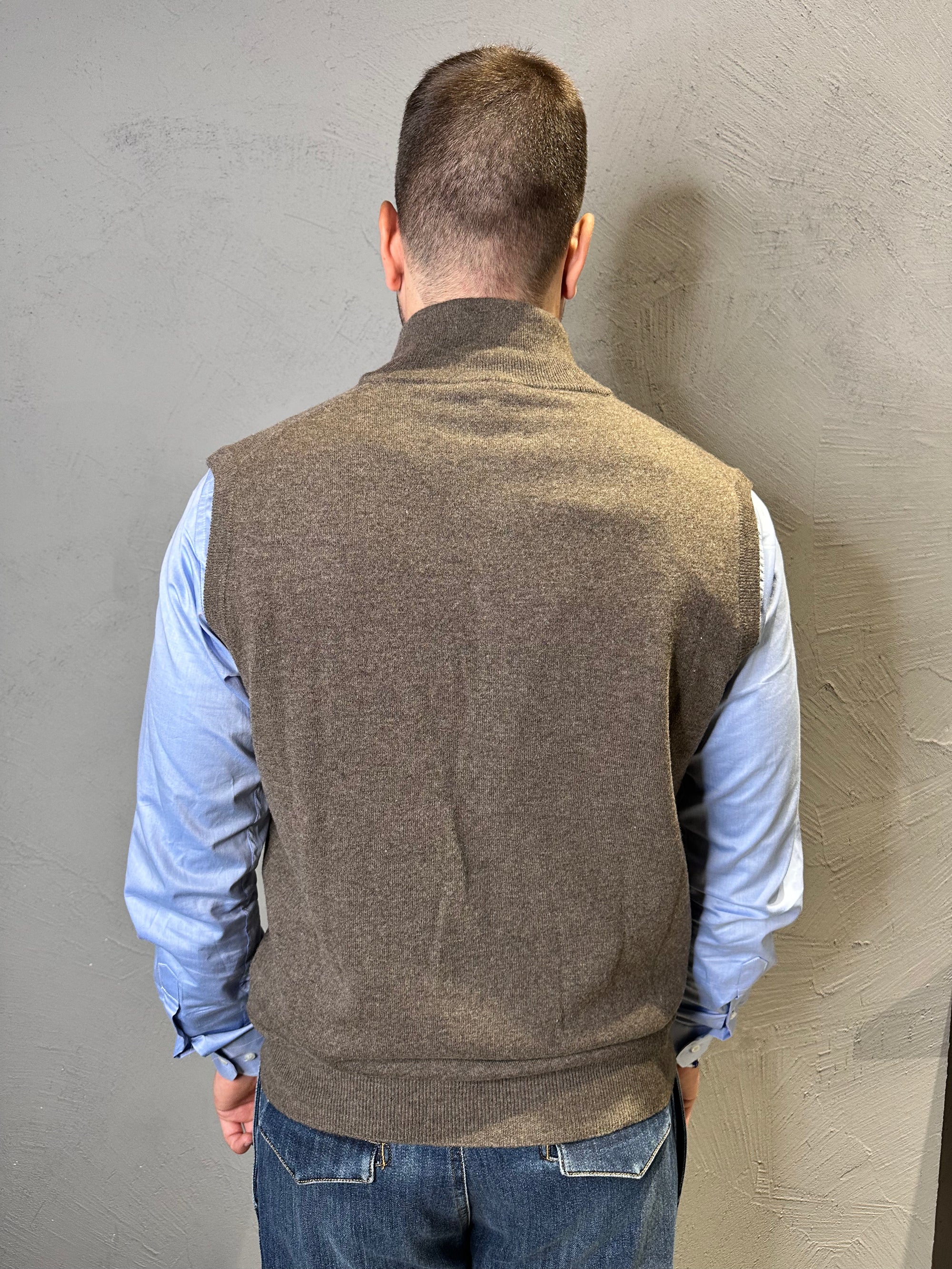 KANGRA. Gilet in lana con zip Fango