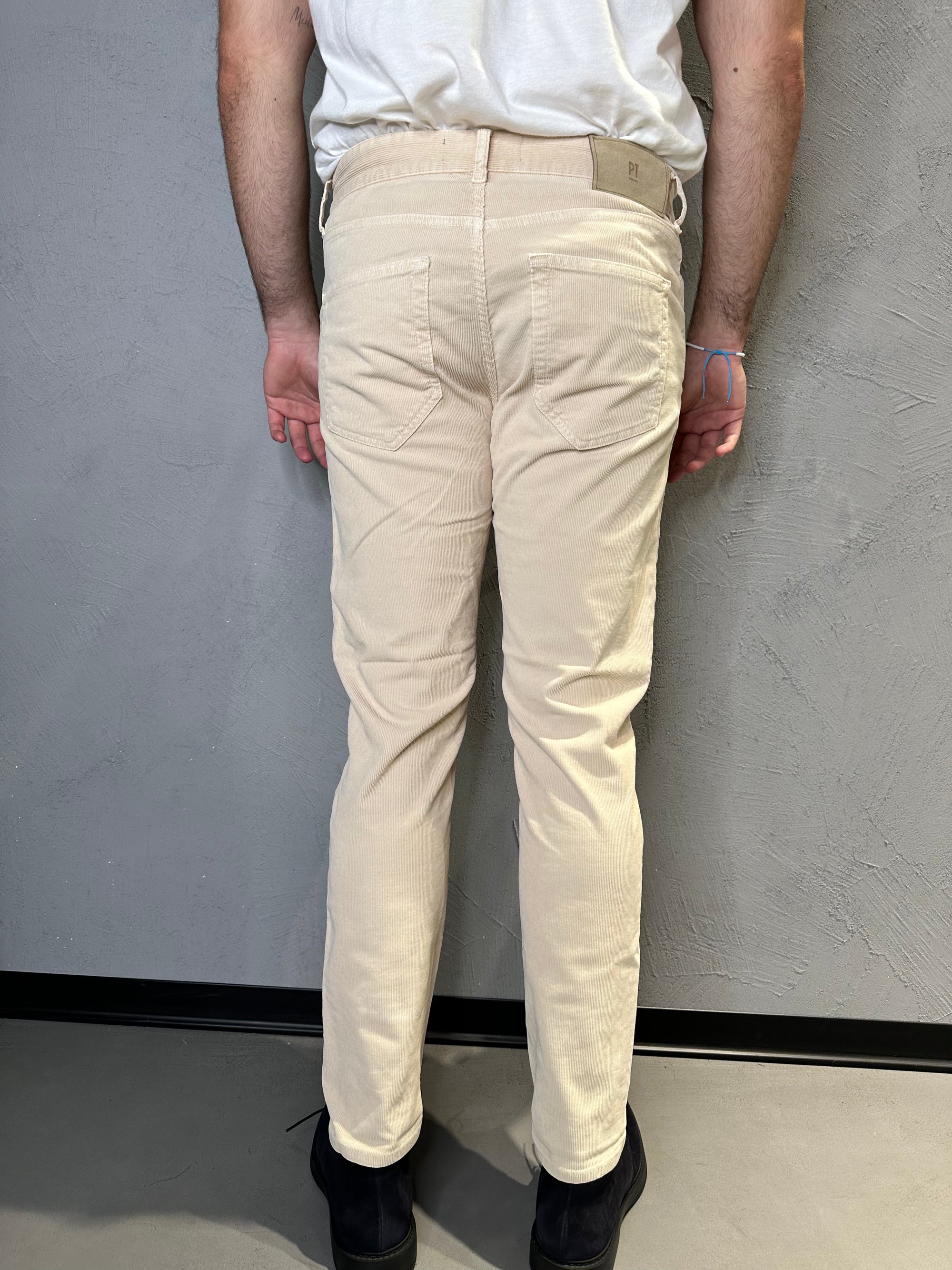 PT TORINO. Pantaloni Swing in velluto stretch. BURRO