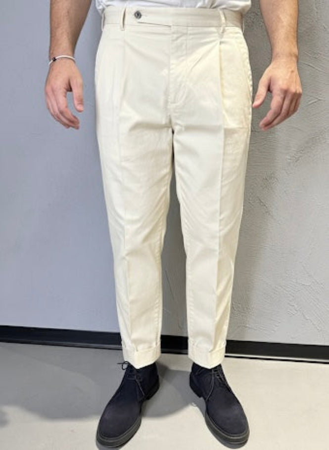 PT TORINO. Pantaloni Carrot fit di cotone. Panna