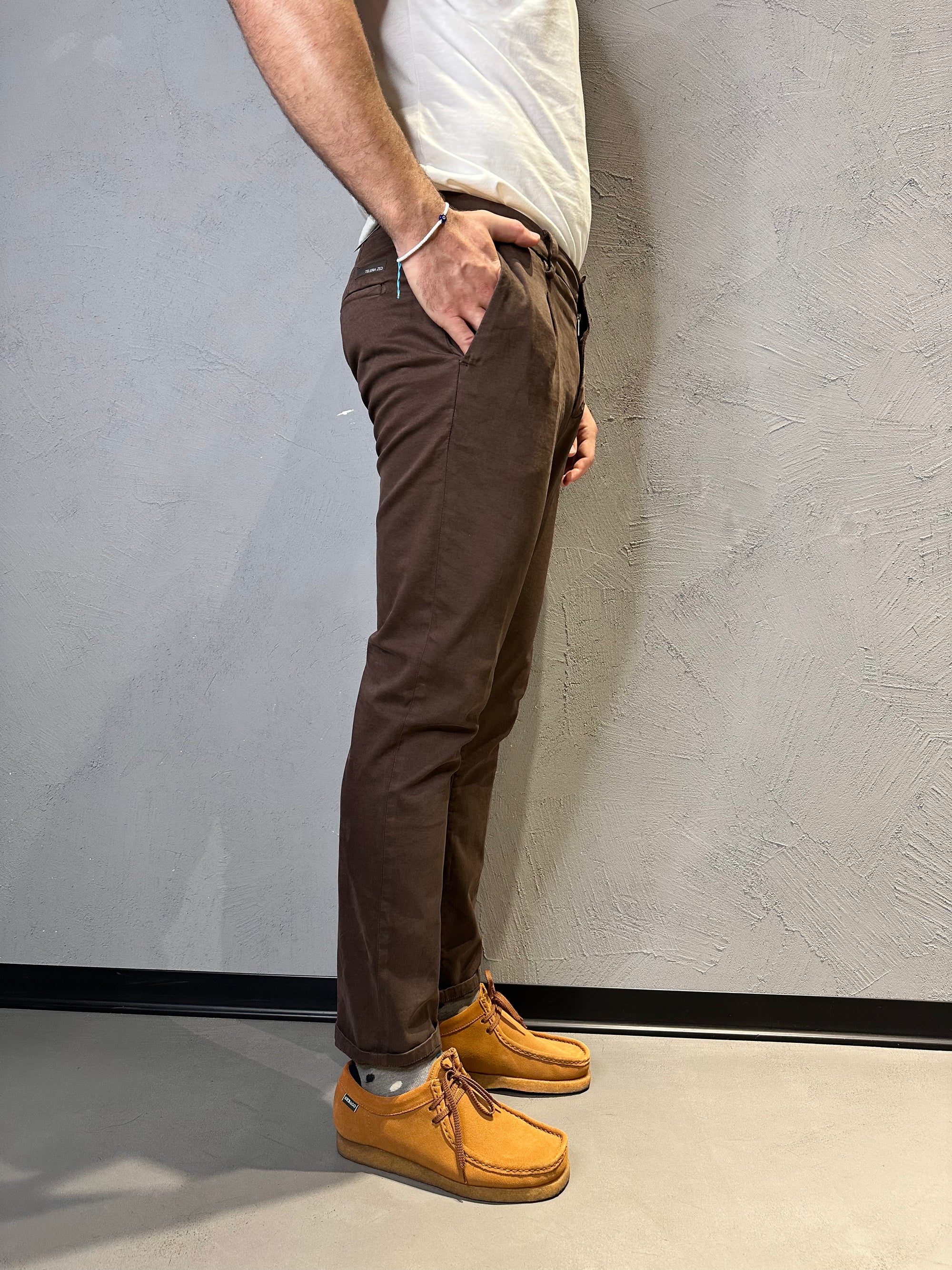 TELERIA ZED. Pantalone Chino Slim Fit Marrone. COD. 265