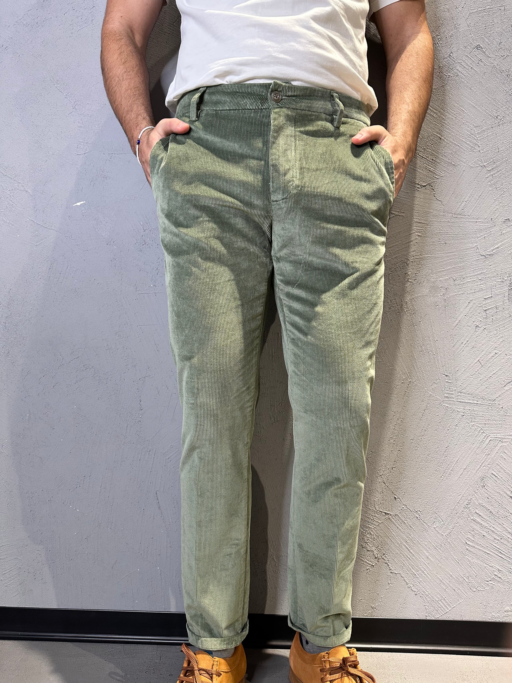 TELERIA ZED. PLATINO  pantalone in velluto a coste verde. COD. 268