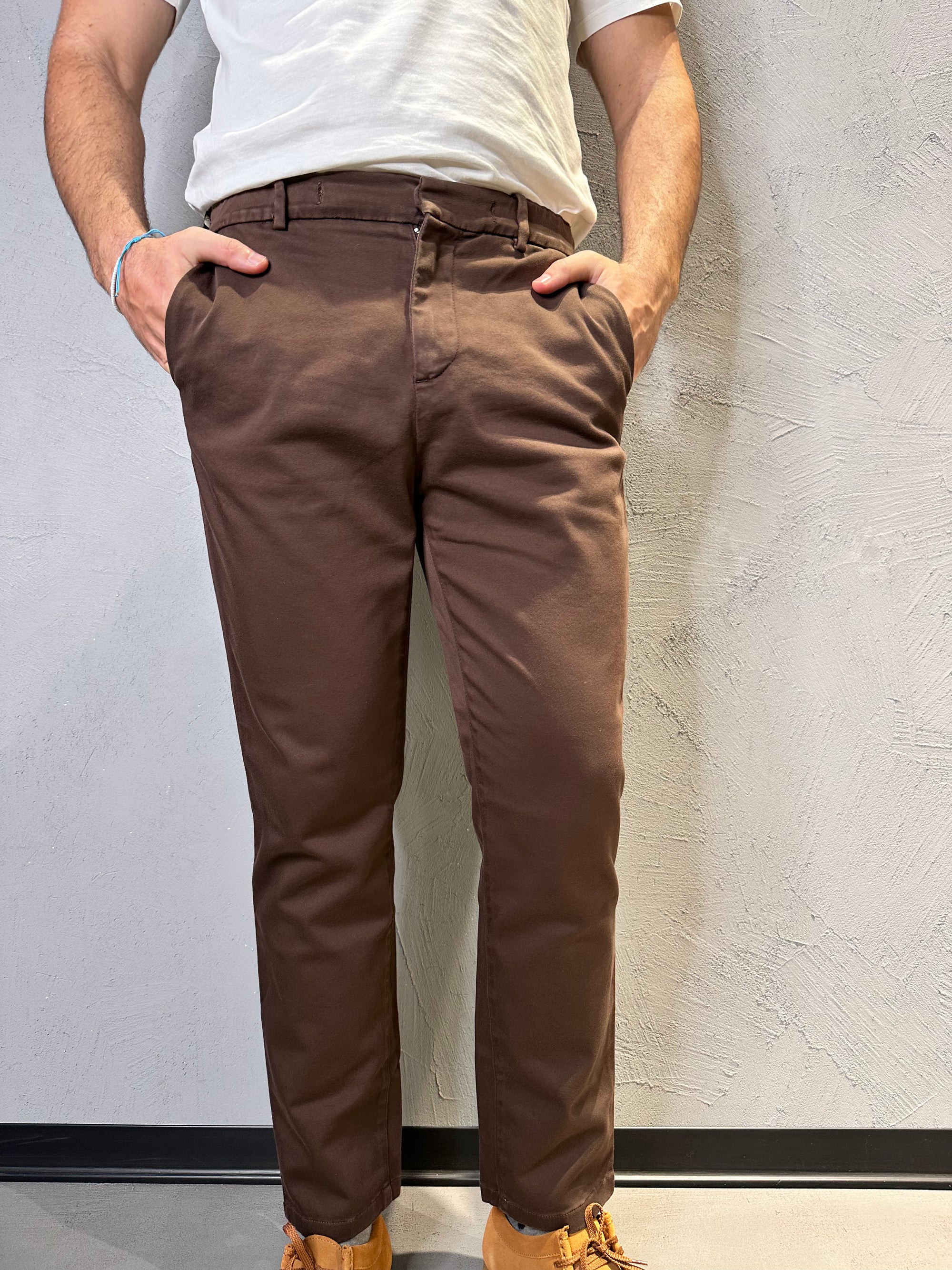 TELERIA ZED. Pantalone Casual Slim Fit Tinta Unita Marrone. COD. 259