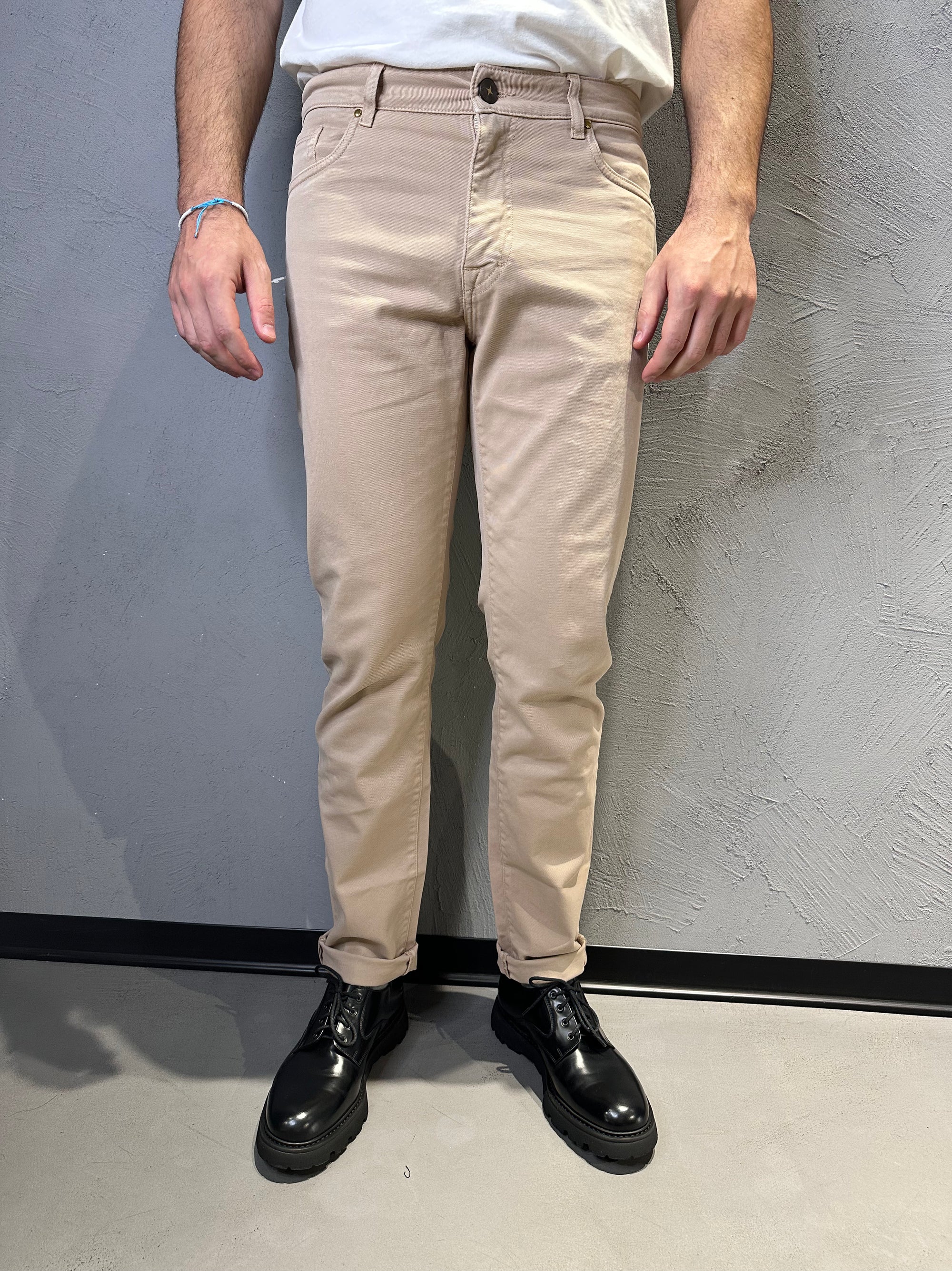 TELERIA ZED pantalone slim fit biscotto. COD. 256