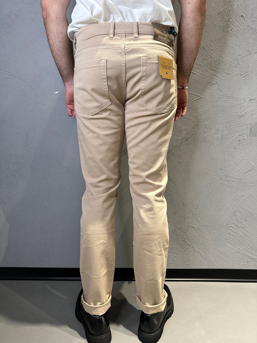TELERIA ZED pantalone slim fit biscotto. COD. 256