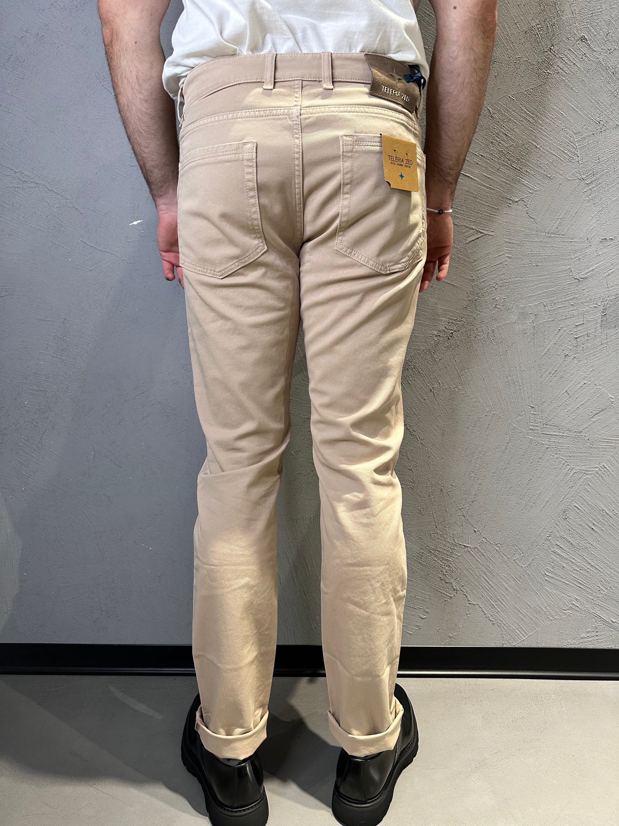 TELERIA ZED pantalone slim fit biscotto. COD. 256